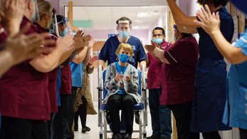 Βρετανία: Ο Τζόνσον ευχαριστεί τους υγειονομικούς για την έναρξη των εμβολιασμών