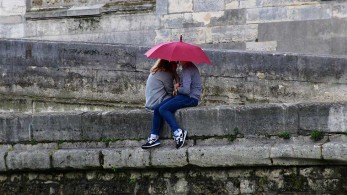 Αλλάζει ο καιρός: Βροχές, ισχυροί άνεμοι και πτώση της θερμοκρασίας