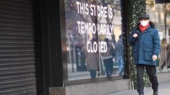 Βρετανία-κορωνοϊός: Αρχίζει την Τρίτη ο μαζικός εμβολιασμός κατά της COVID-19