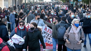 Οι κορωνο-βόλτες των συνδικαλιστών