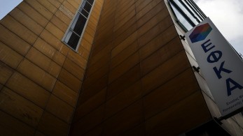 Η κυβέρνηση μειώνει τις ασφαλιστικές εισφορές