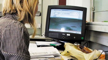 «Τρικλοποδιά» στις απογευματινές βάρδιες από εφοριακούς