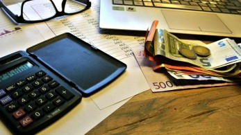 Μείωση ασφαλιστικών εισφορών: Τι κερδίζουν επιχειρήσεις και εργαζόμενοι