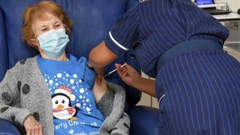 Κορωνοϊός: Μια 90χρονη Βρετανίδα η πρώτη στον κόσμο που έκανε το εμβόλιο