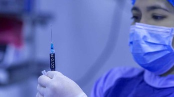Κορωνοϊός: Η Βρετανία ενέκρινε το εμβόλιο της Pfizer