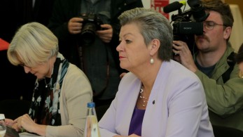 Οι κάλτσες της επιτρόπου Μετανάστευσης