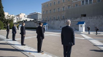 Σακελλαροπούλου-Παναγιωτόπουλος κατέθεσαν στεφάνι στον Άγνωστο Στρατιώτη