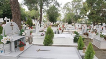 Κάρπαθος: Πάρτι στο νεκροταφείο με φωτορυθμικά και ηλεκτρονική μουσική!