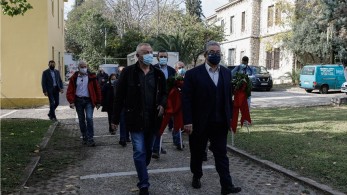 Πολυτεχνείο: Το ΚΚΕ πήγε στην αμερικανική πρεσβεία με SMS για γιατρό στο 13033