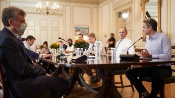 Δημοσκόπηση: Απόλυτη η εμπιστοσύνη στην κυβέρνηση – «Ναι» στο εμβόλιο λέει το 75%