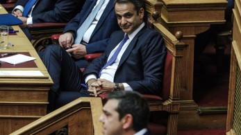 Ο Μητσοτάκης με τον λαό, ο Τσίπρας με τον… κορωνοϊό!