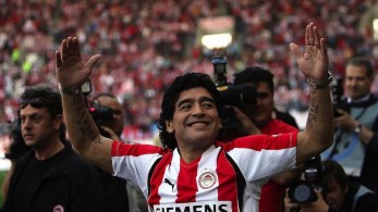 Όταν όλο το Καραϊσκάκη φώναζε «Μαραντόνα είσαι τρέλα με την κόκκινη φανέλα»