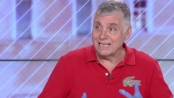 Γιώργος Τράγκας: Η “καφετζού” των ερτζιανών “αποκαλύπτει” το εμβόλιο που θα κάνει ο Μητσοτάκης