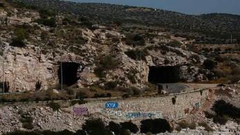 Η Περιφέρεια Αττικής τιμά μια κορυφαία στιγμή του αντιδικτατορικού αγώνα στις «Τρύπες του Καραμανλή»