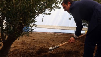 Με το… φτυάρι παρά πόδα ο Τσίπρας