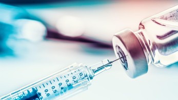 Ευρωβουλευτής αντιδρά στην “εσπευσμένη” έγκριση του εμβολίου της Pfizer