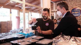 Ο Μητσοτάκης έκανε πράξη την υπόσχεση για στήριξη στην ταβέρνα «Κρητικός»