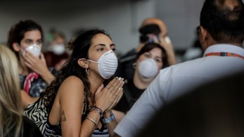 Πώς μεταδίδεται ο κορωνοϊός με την ομιλία ή την αναπνοή σε εσωτερικούς χώρους