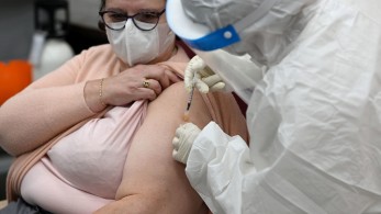 Ξεκίνησαν οι πρώτοι εμβολιασμοί στην Ιταλία- 96χρονη η πρώτη που εμβολιάστηκε στην Ισπανία