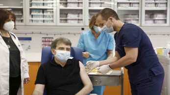 Εμβολιάστηκε στον «Ευαγγελισμό» ο Μιχάλης Χρυσοχοΐδης
