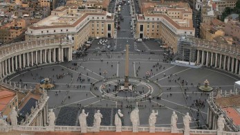 Θετικοί στον κορωνοϊό δύο καρδινάλιοι από το περιβάλλον του Πάπα