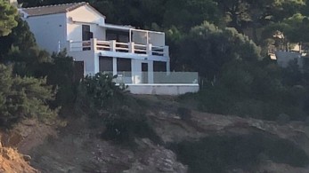 Αλήθειες και ψέματα για τη βίλα στο Σούνιο και τους κουραμπιέδες της Κυψέλης