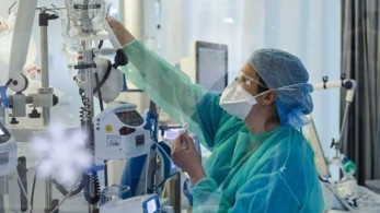 Κορωνοϊός: Ανθρώπινες ιστορίες μέσα στις ΜΕΘ-Πέθανε μητέρα και δίπλα διασωληνωμένος ο γιος της