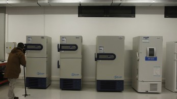 Κορωνοϊός: Έφτασαν στην Ελλάδα τα ψυγεία για τα εμβόλια [εικόνες]