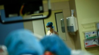 Κορωνοϊός: Πώς ομάδα γιατρών αποφεύγει τις διασωληνώσεις και μοιράζει εξιτήρια