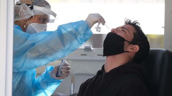 Κορωνοϊός: 342 κρούσματα – 469 διασωληνωμένοι – 53 νεκροί