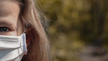 Ο Μόσιαλος για τη σχέση της μετάλλαξης του κορωνοϊού με τα παιδιά