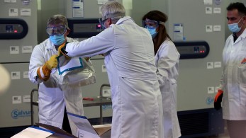 Η ώρα της “Ελευθερίας”: Ξεκινούν αύριο οι εμβολιασμοί