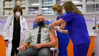 Εμβολιάστηκαν ο Στρατηγός Φλώρος και ο Μητροπολίτης Ναυπάκτου