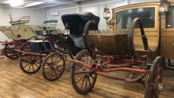 Ολοκληρώθηκε η εκκένωση του Στάβλου και η μεταφορά των αμαξών στο Τατόϊ