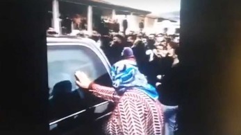 Απίστευτος συνωστισμός σε κηδεία Ρομά στον Βόλο (vid)