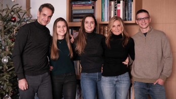 Ευχές από τον πρωθυπουργό για “καλή χρονιά” με μια οικογενειακή φωτογραφία