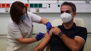 Κορωνοϊός: Εμβολιάστηκε ο πρωθυπουργός Κυριάκος Μητσοτάκης