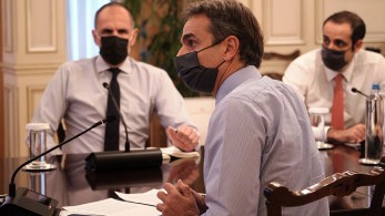 Πυρετώδεις συσκέψεις στο Μαξίμου για πανδημία και εμβολιασμό