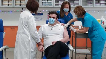 Κορωνοϊός: Εμβολιάστηκε και ο Πιερρακάκης