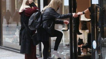 Νέα προειδοποίηση Γεωργιάδη για το click away-Γυναίκα δοκιμάζει παπούτσια στο δρόμο