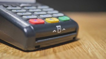 Παράταση στις ανέπαφες συναλλαγές ως 50 ευρώ με κάρτες