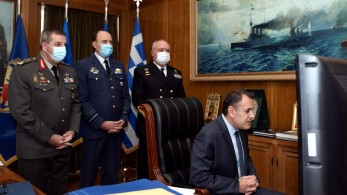 Η Διακλαδική μπάντα των Ενόπλων Δυνάμεων είπε τα πρωτοχρονιάτικα κάλαντα στον ΕΘΑ