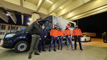 Κορωνοϊός: Η στιγμή που οι πρώτες δόσεις εμβολίων φτάνουν στην Ελλάδα (pic)