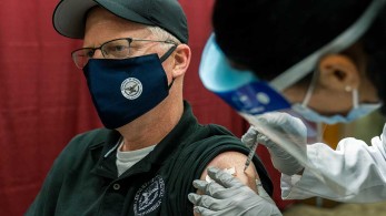 Kορωνοϊός-ΗΠΑ: Ο υπουργός Άμυνας Κρις Μίλερ εμβολιάστηκε μπροστά στην κάμερα