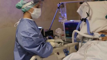 Κορωνοϊός: 916 νέα κρούσματα, 527 διασωληνωμένοι – 96 νεκροί