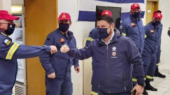 Στο δρόμο με Πυροσβέστες και Αστυνομικούς έκανε Πρωτοχρονιά ο Χαρδαλιάς