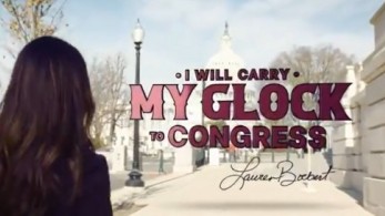 ΗΠΑ: Νεοεκλεγείσα βουλευτής των Ρεπουμπλικάνων δηλώνει ότι θα έχει το όπλο της και στο Κογκρέσο