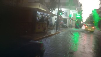 Ισχυρό πέρασμα της κακοκαιρίας – “Εξαφανίστηκαν” οι δρόμοι στον Πειραιά (Pic)