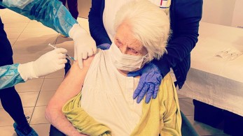 Κορωνοϊός: Εμβολιάστηκε επιζήσασα του Άουσβιτς