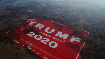 Πέμπτος νεκρός στις ΗΠΑ – Πληθαίνουν οι φωνές που ζητούν αποπομπή Τραμπ